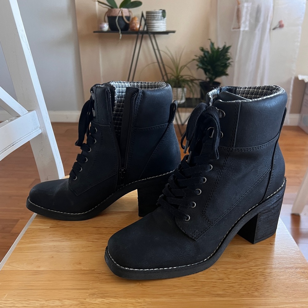 Crown Vintage Square Toe Heeled Boots Size 8.5